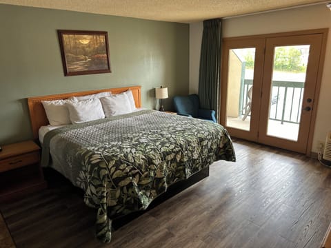 King, Jetted Spa Tub, Suite | Iron/ironing board, free WiFi, bed sheets