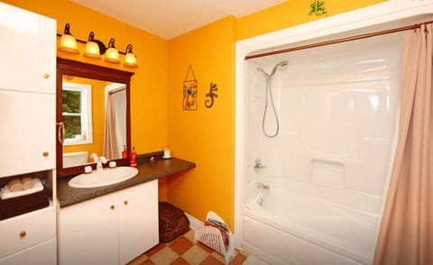 Superior Room, Garden View | Bathroom