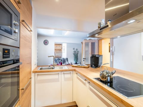 Apartment | Private kitchen | Electric kettle, toaster