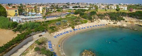 Beach nearby, white sand, beach bar