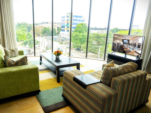 Executive Studio Suite, 1 Queen Bed | Living area