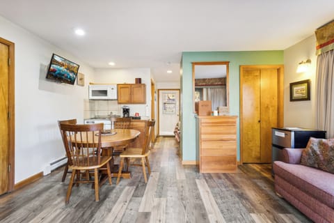 Kitchenette Suite | Individually decorated, individually furnished, laptop workspace