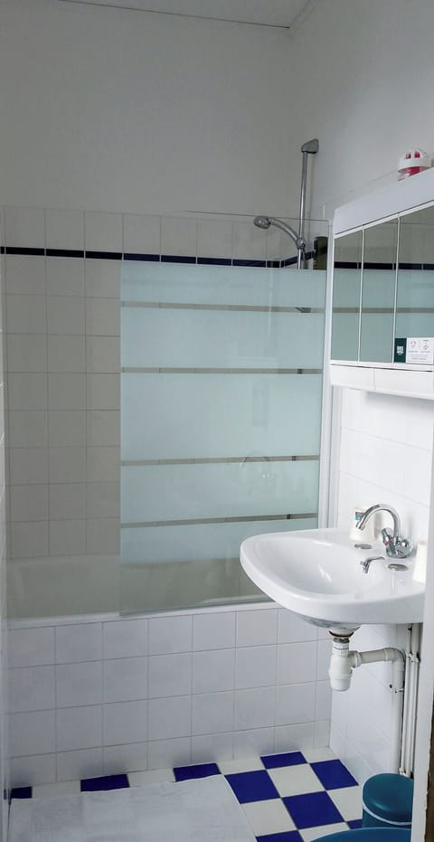 Double Room, City View | Bathroom | Free toiletries, hair dryer