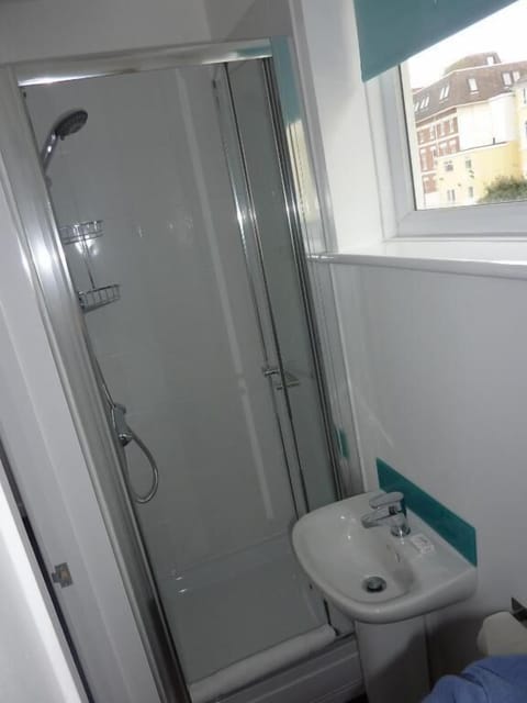 Deluxe Triple Room, Multiple Beds, Non Smoking, City View | Bathroom