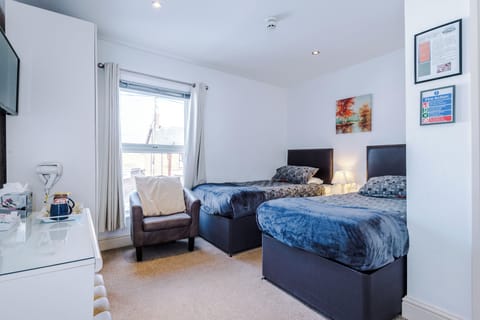 Premium Twin Room, Ensuite | Premium bedding, desk, laptop workspace, blackout drapes