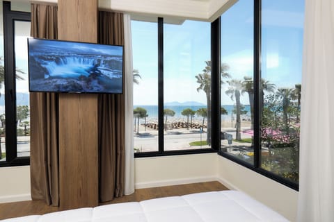 Deluxe Double Room, Sea View (and Side Sea View) | Minibar, soundproofing, bed sheets
