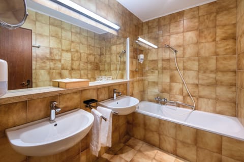 Family Room | Bathroom | Hair dryer, bathrobes, towels, soap