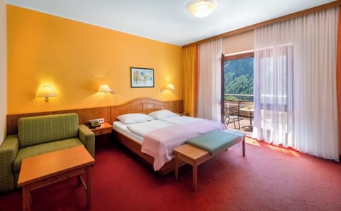 Standard Room, Mountain View | In-room safe, desk, laptop workspace, blackout drapes