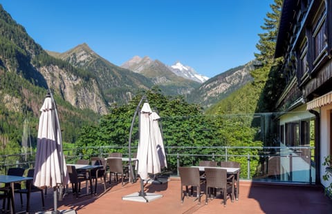 Breakfast served, local and international cuisine, alfresco dining 