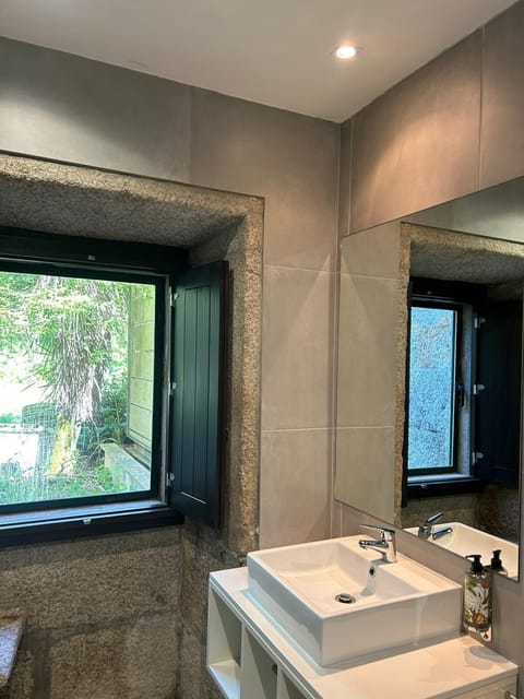 Twin Room | Desk, free WiFi, bed sheets