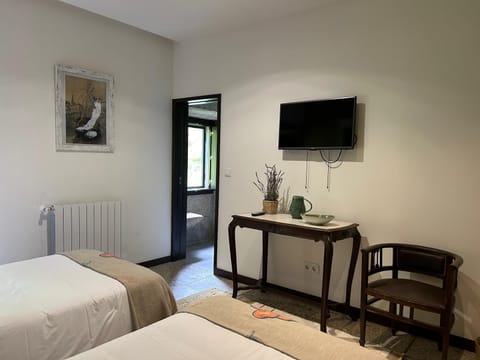 Twin Room | Desk, free WiFi, bed sheets