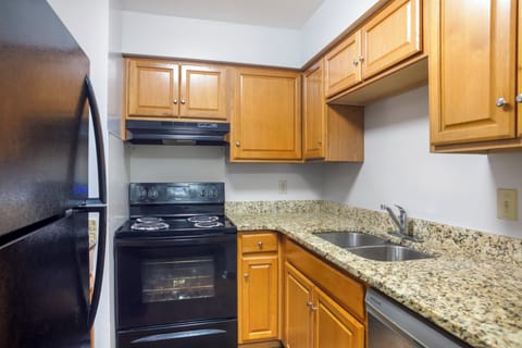 Studio, 1 Queen Bed, Non Smoking | Private kitchen | Dining tables