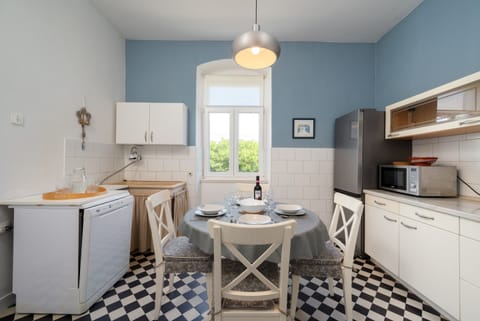 Electric kettle, toaster