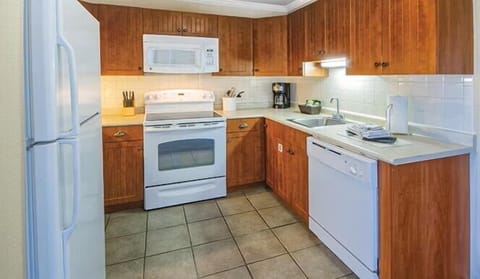 Standard Room, 3 Bedrooms | Private kitchen | Full-size fridge, microwave, oven, stovetop