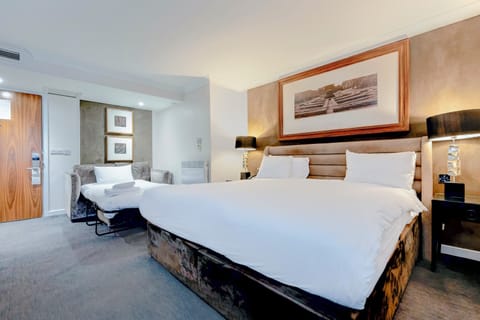 Deluxe Family studio | In-room safe, desk, laptop workspace, blackout drapes