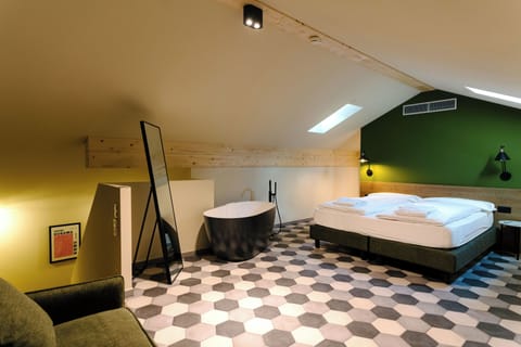 Suite | In-room safe, desk, free WiFi, bed sheets