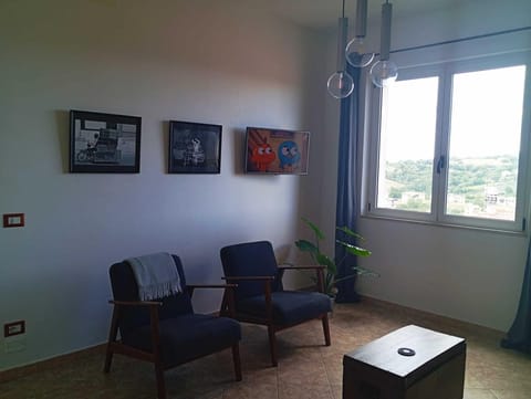 Apartment, 2 Bedrooms, Balcony, City View | Living area | Books