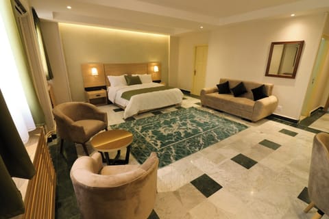 Deluxe Suite | Minibar, blackout drapes, WiFi (free), bed sheets