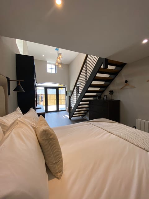 Deluxe Studio Suite | Hypo-allergenic bedding available, pillowtop beds, minibar, in-room safe