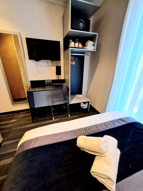 Standard Single Room | Pillowtop beds, in-room safe, individually decorated, desk