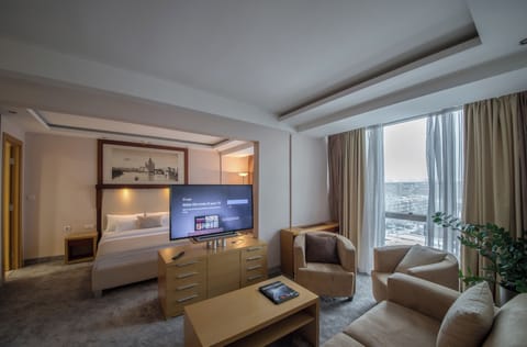 Suite | 1 bedroom, in-room safe, desk, laptop workspace