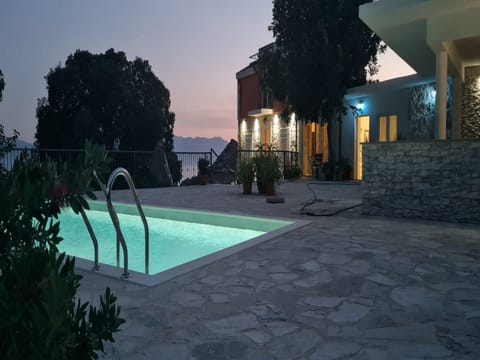 House (Three Bedroom Holiday Home with Swimm) | Outdoor pool