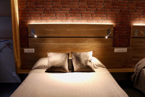 Triple Room | Desk, blackout drapes, soundproofing, free WiFi
