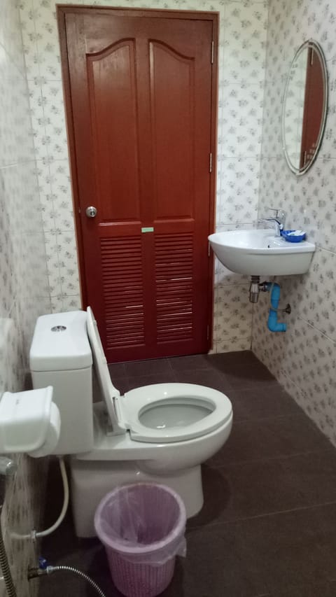 Shower, free toiletries