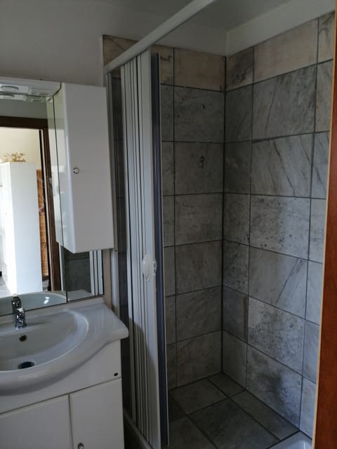 Camera dei Caprioli | Bathroom | Shower, hair dryer, bathrobes, towels