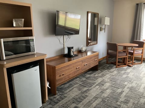 Premium Room, 2 Queen Beds, Refrigerator & Microwave, Lake View | Free WiFi, bed sheets