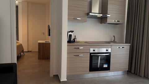 Full-size fridge, microwave, oven, stovetop