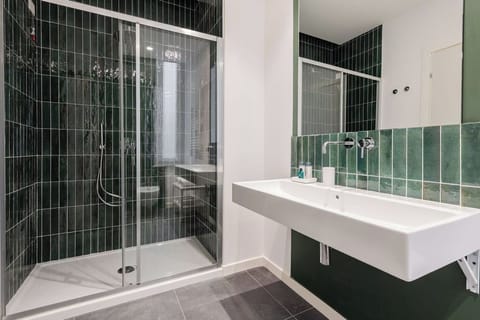Superior Double Room | Bathroom | Shower, rainfall showerhead, free toiletries, hair dryer