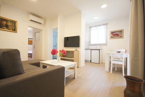 Apartment (Apartment Goge - One-Bedroom Apartmen) | Living room | 32-inch flat-screen TV with digital channels