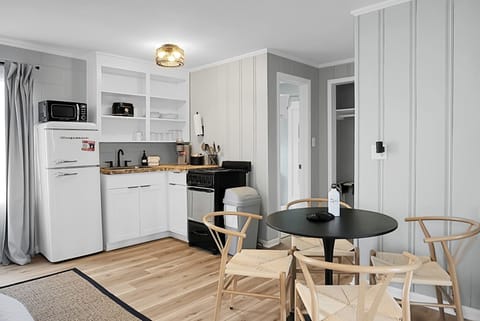 Family Double Room, Multiple Beds, Non Smoking, Kitchen | Private kitchen | Microwave