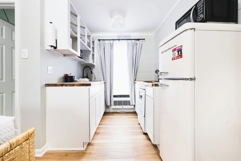 Deluxe Double Room, 2 Queen Beds, Non Smoking, Pets Allowed | Private kitchen | Microwave