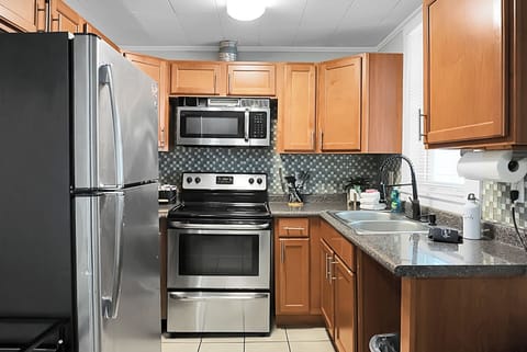 Family Cottage, 3 Bedrooms, Non Smoking, Beachside | Private kitchen | Microwave