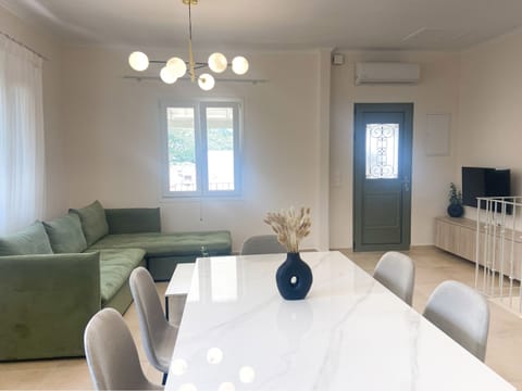 Basic House | Living area | Flat-screen TV