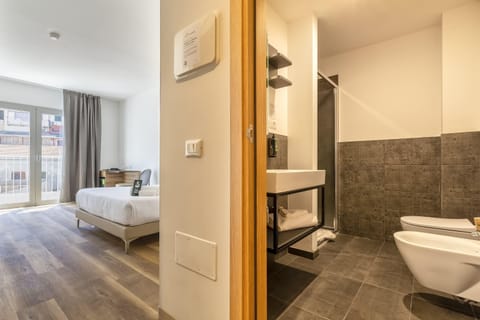 Standard Quadruple Room | Bathroom | Free toiletries, hair dryer
