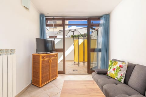 Apartment | Living area | Flat-screen TV