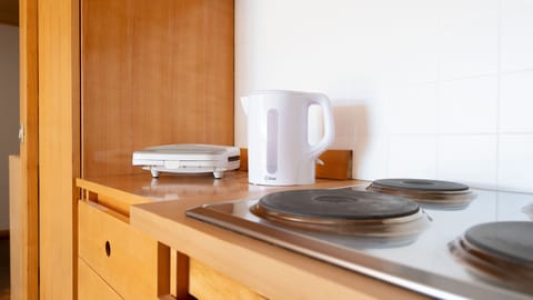 Apartment (1 Bedroom) | Private kitchenette | Fridge, microwave, stovetop, electric kettle