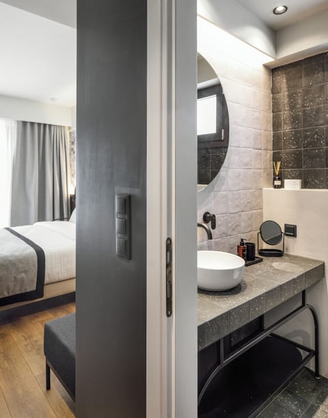 Deluxe Twin Room | Bathroom | Shower, hair dryer, slippers, towels