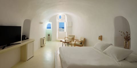 Aphrodite Suite with Outdoor heated Jacuzzi & Caldera View | 1 bedroom, premium bedding, in-room safe, individually decorated