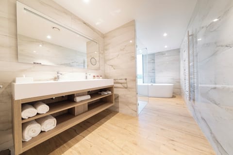 Deluxe Suite, Garden View | Bathroom | Free toiletries, hair dryer, bathrobes, towels