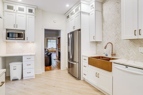 House (5 Bedrooms) | Interior