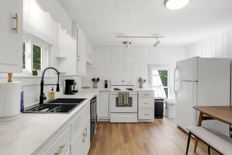 Apartment, 2 Bedrooms | Private kitchen | Fridge, oven, coffee/tea maker, toaster