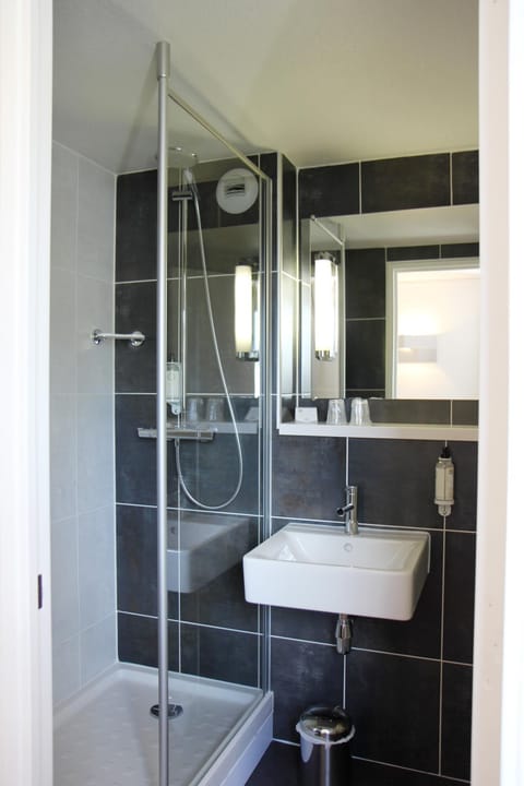 Shower, rainfall showerhead, free toiletries, hair dryer