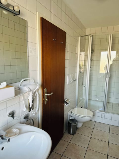 Classic Single Room, Balcony, Courtyard View | Bathroom | Shower, rainfall showerhead, free toiletries, hair dryer