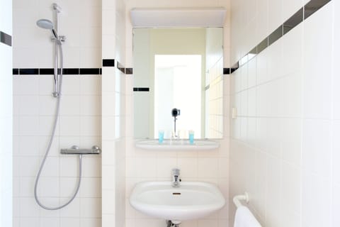 Shower, free toiletries, towels