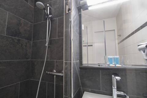 Comfort Twin Room, 2 Twin Beds | Bathroom | Shower, free toiletries, hair dryer, towels