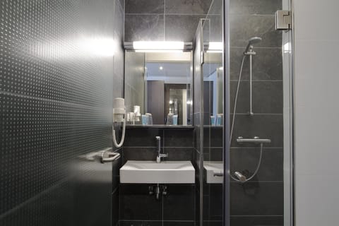 Comfort Twin Room, 2 Twin Beds | Bathroom | Shower, free toiletries, hair dryer, towels